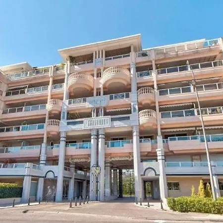 Palais Napoleon Yourhosthelper فالوريس